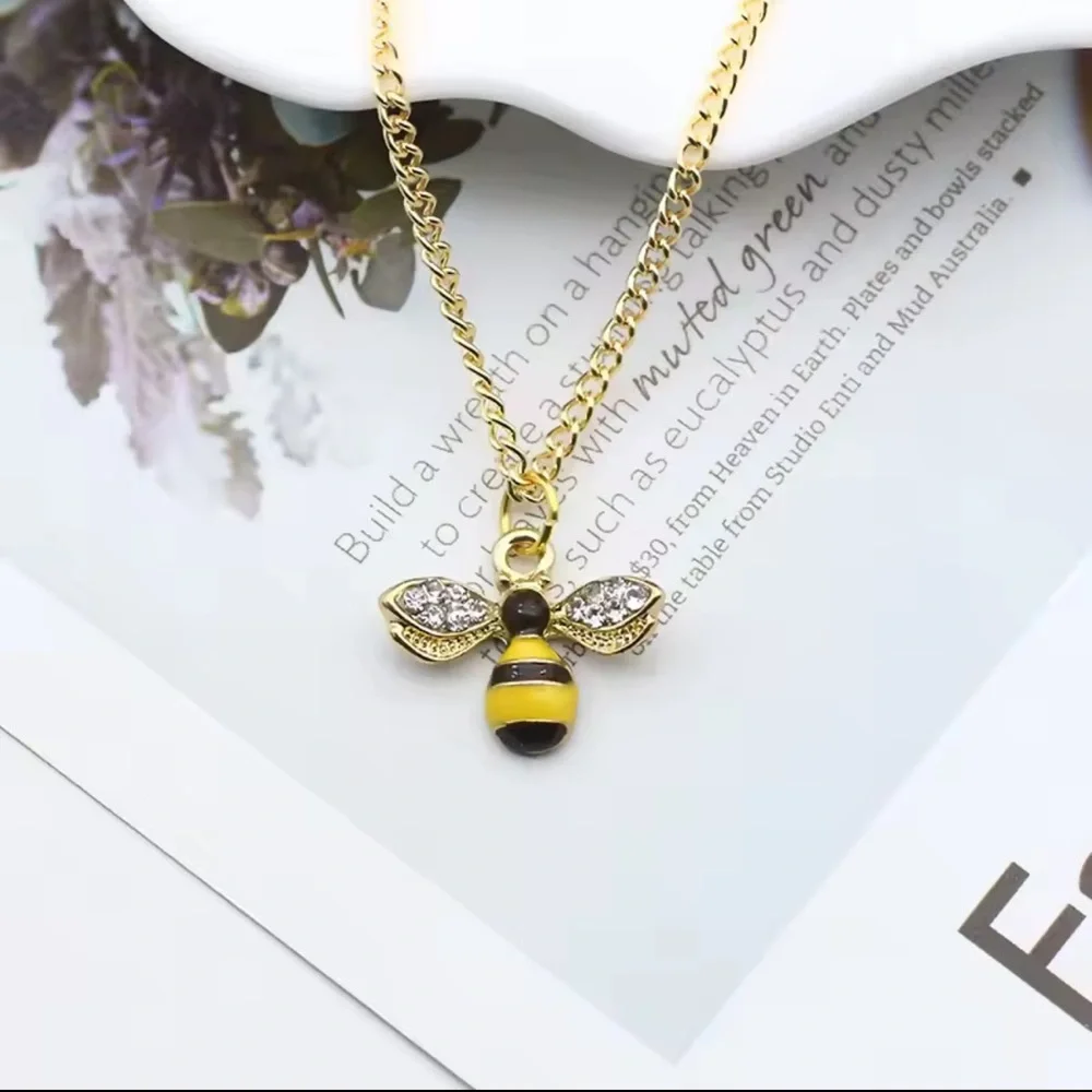 Gold Bee Pendant Necklace – Cute & Chic